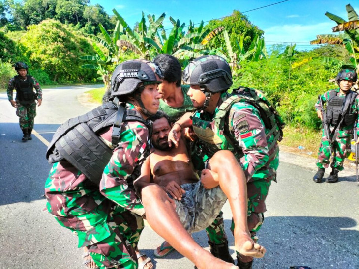 Aksi Cepat Tanggap Prajurit Bima Sakti Bantu Evakuasi Korban Kecalakaan