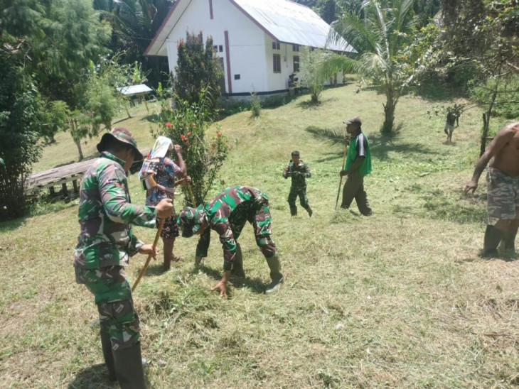 Beri Kenyamanan Saat Beribadah Satgas Pamtas Yonif 132/BS Bersama Masyarakat Bersihkan Gereja