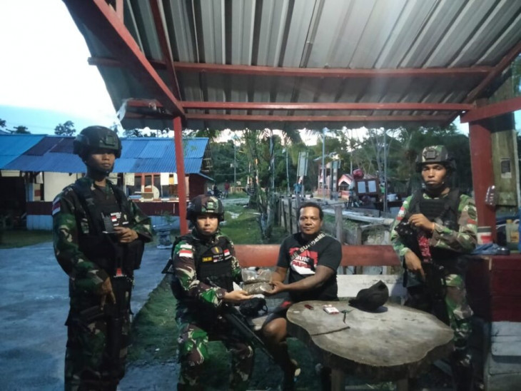Selamatkan Generasi Bangsa, Masyarakat Perbatasan Serahkan Ganja Kepada Satgas Yonif 132/BS
