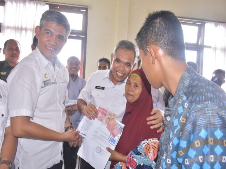 Pj. Bupati Kampar Serahkan Langsung Sebanyak 383 BLT Kepada KPM Wilayah Tapung Raya.