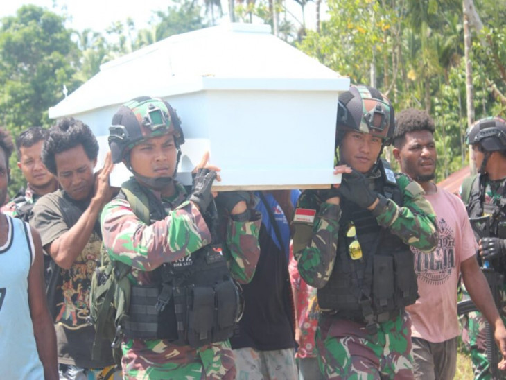 Bentuk Kepedulian Terhadap Sesama Satgas Pamtas Yonif 132/BS Bantu Prosesi Pemakaman Masyarakat