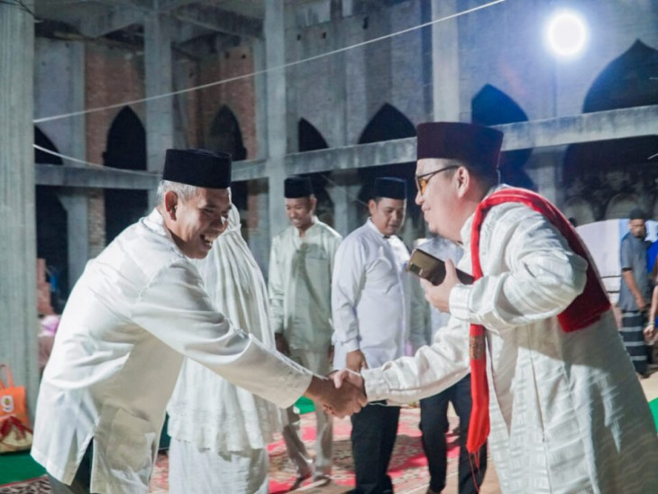 Hadir Bersama Ustazd Bombom di Aur Sati, Pj. Bupati Kampar Sampaikan Makna dan Lanjutkan Perjuangan Nabi dan para Pahlawan.