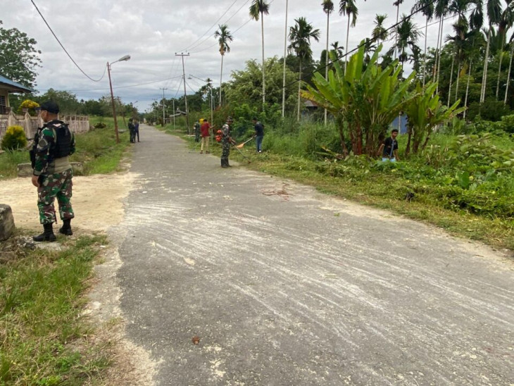 Ajak Masyakat Ciptakan Kampung Bersih, Satgas Pamtas Yonif 132/BS Bersihkan Jalan Perbatasan