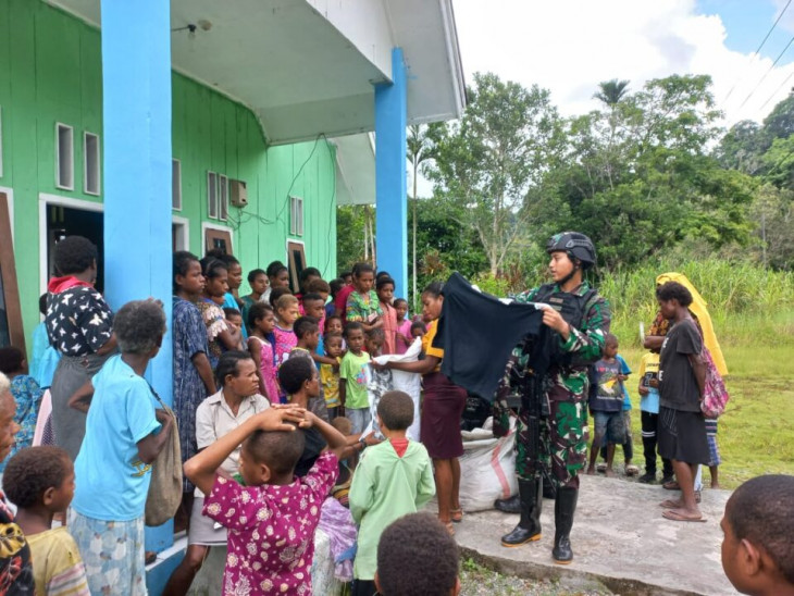 Satgas Pamtas Yonif 132/BS Berbagi Berkat Hari Minggu