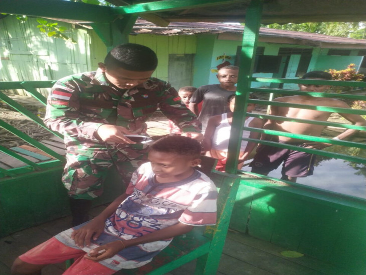 Satgas Pamtas Yonif 132/BS Menanamkan Kerapihan Sejak Dini Kepada Anak-Anak