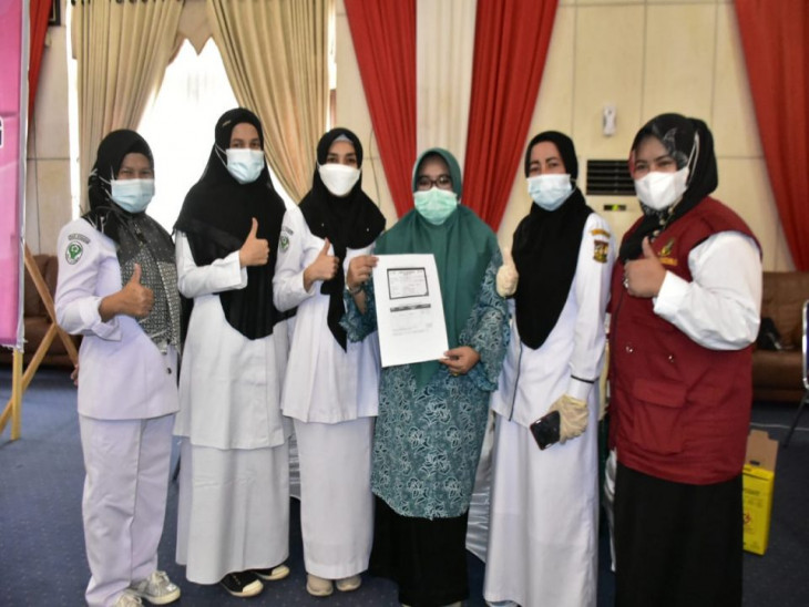 Ketua TP PKK Kampar Muslimawati Lakukan Vaksinasi Covid-19 Perdana