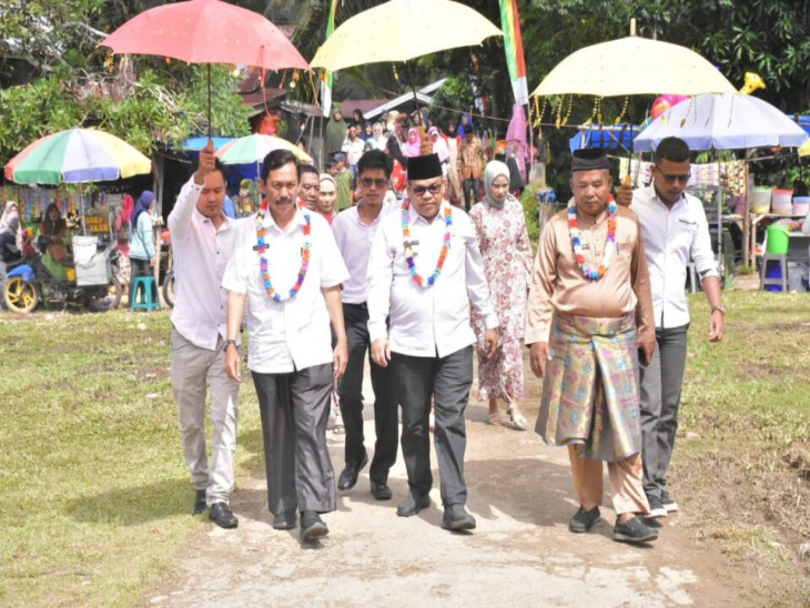 Defile Emak-emak Berpakaian Tradisional Meriahkan Puncak Pemindahan Tanjung Alai Ke-28