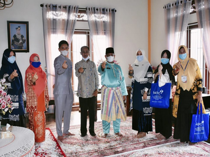 Sekda Kampar dan Istri Lakukan Pembaharuan Data Keluarga dari BKKBN