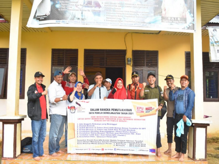 Arungi Sungai, KPUD Kampar Sosialisasi ke Desa Terisolir