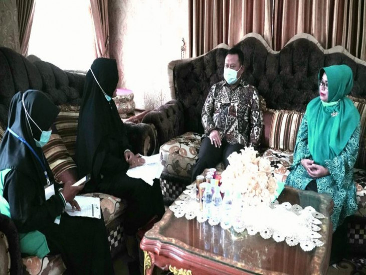 Bupati Kampar dan Istri terima Petugas Pendataan Keluarga di Kediaman 