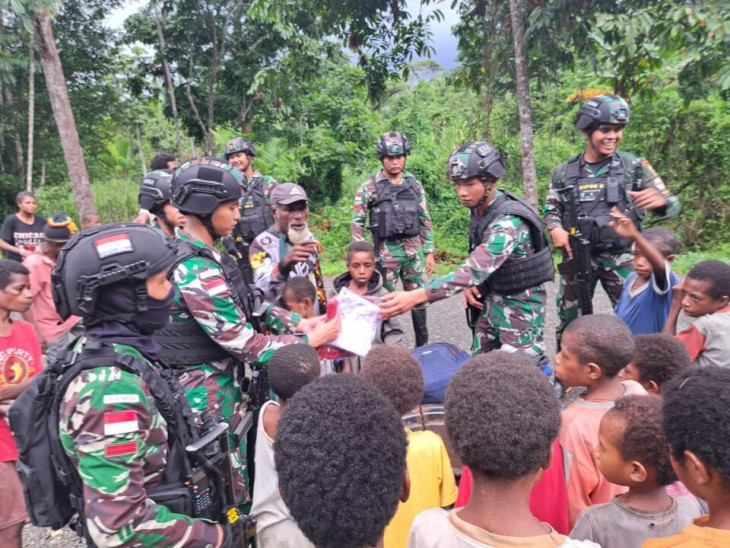 Kedatangan Satgas Yonif 132/BS disambut dengan suka cita oleh masyarakat Kampung Kalimao.