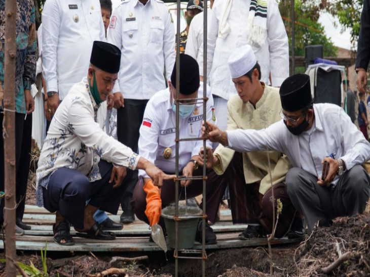 BUPATI KAMPAR LETAKKAN BATU PERTAMA PEMBANGUNAN PONDOK PESANTREN AT TAFSIRIYAH RIAU.