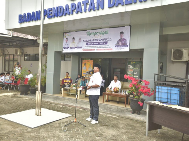 Hadiri Peringatan Maulid Nabi Muhammad SAW di Bappenda, Sekda Kampar Serahkan Sembako untuk masyarakat dan Baju Seragam untuk Panti Asuhan.