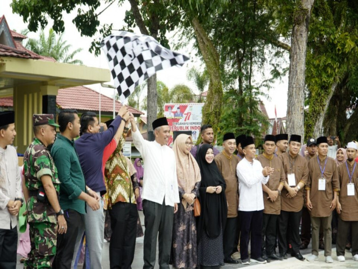 Lepas 40 Majelis Ta’lim Lomba Pawai Syari dan Jalan Santai, Pj Bupati Kampar ;Jadikan Event Tahunan Fashion Show Syar’i.