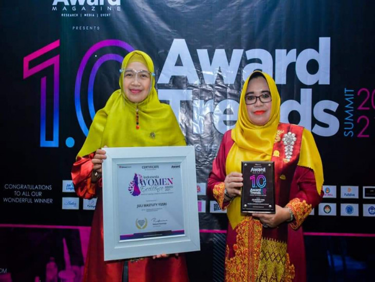 Ketua DWP Kampar Didampingi Penasehat DWP, Terima Penghargaan Women Excellence Award magazine 2021.