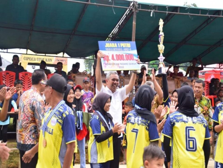 Hadir Pada Penutupan Bola di Tepian Subayang, Pj.Bupati Berharap Akan Banyak Bibit Pemain Volly di Kampar.