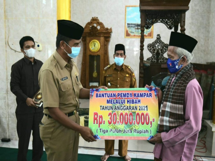 Bupati Kampar Serahkan Uang 30 juta dan Mushab Al-Quran untuk Desa Sialang Kubang 