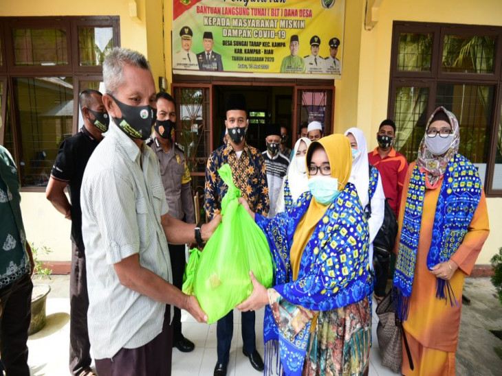 Muslimawati Catur Serahkan Alat Pemakaman, dan Sembako Untuk Gharim Desa Sungai Tarap 