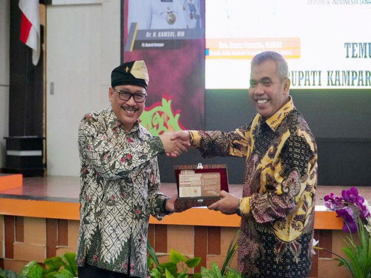 Kepala Arsip Nasional Imam Gunarto Serahkan Langsung Buku Citra Arsip Kampar Kepada Pj Bupati Kampar.