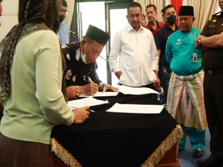 Penyelesaian Koperasi Iyo Basamo Terantang, Pemkab Kampar dan Forkopimda Saksikan Penandatangan MoU Koperasi dan PTPN V.