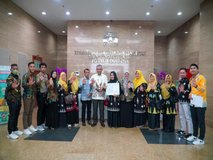 Pj Bupati Kampar Terima Langsung Pengahargaan Kabupaten Layak Anak Kategori Madya Dari Kementerian PPPA RI.