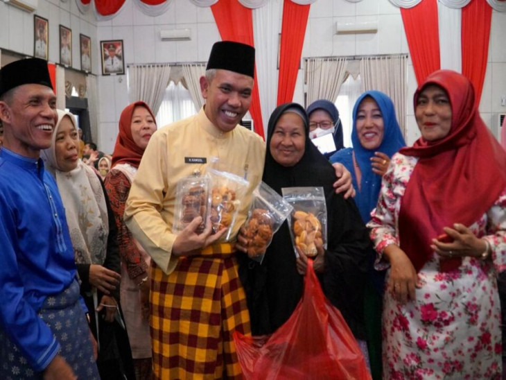 Pj. Bupati Kampar ; Penumpang Pesawat Bandara Sultan Syarif Kasim II Akan Tenteng Oleh – Oleh Dari Kampar