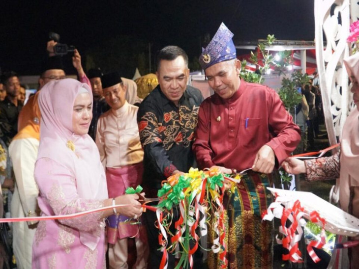 Gunting Pita Tandai Pembukaan Bazaar Bagholek Godang Festival 2022 Kabupaten Kampar