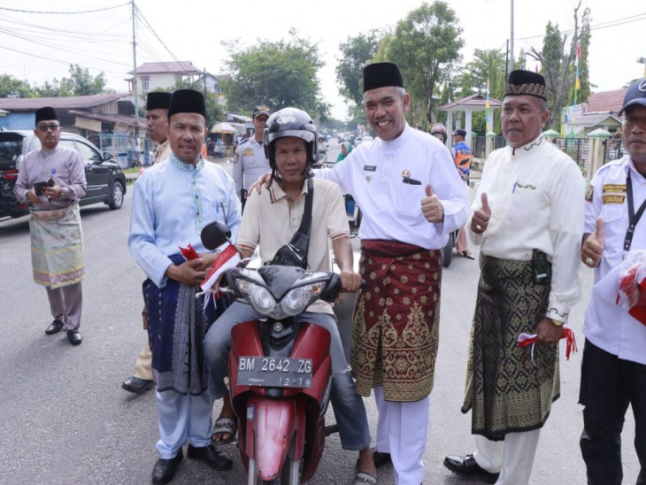 Semarak HUT RI Ke-77, Pj Bupati Bersama Sekda dan kepala OPD Bagikan Bendera Merah Putih.