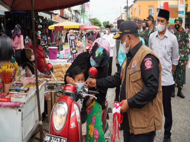 Tinjau Pasar Ramadhan, Sekda Kampar Tekankan Penerapan Protokol Kesehatan