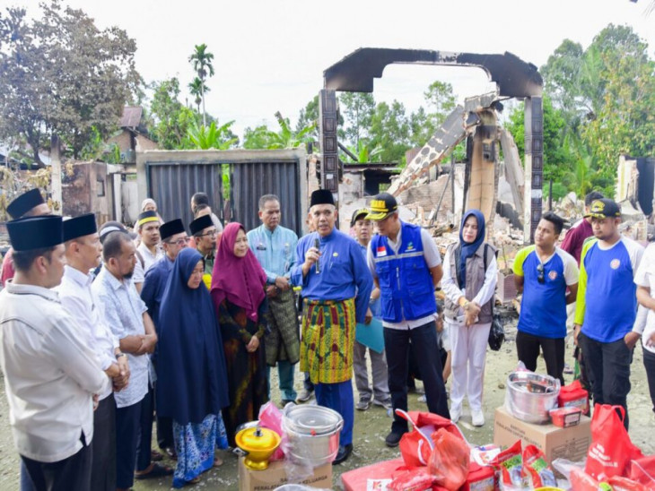 Kadis Sosial Dampingi Pj. Bupati Kampar Serahkan Bantuan Korban Kebakaran di Desa Rumbio