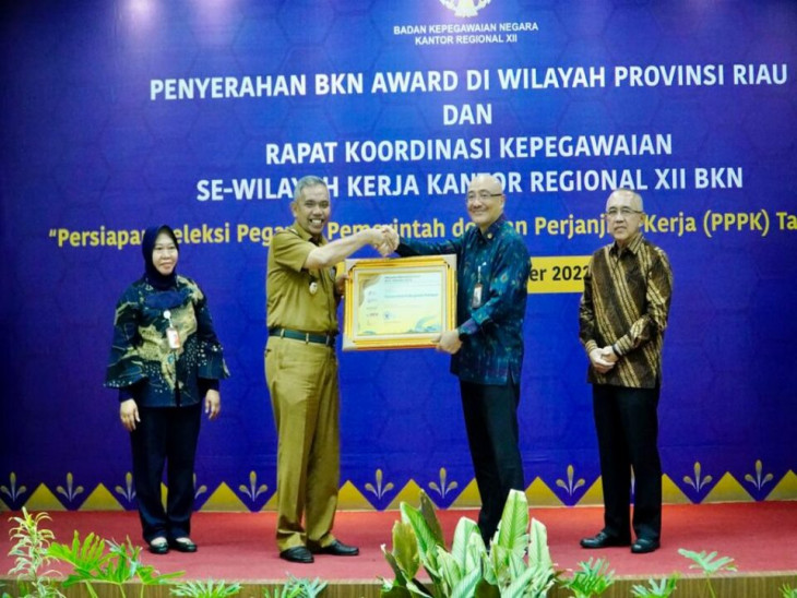 Hadiri Rakor BKN serta BKN Award, Pj Bupati Kampar Terima Langsung Penghargaan Peringkat III BKN Award 2022.
