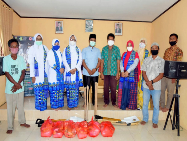 BKMT Kampar Tuntaskan Penyaluran Bantuan Alat Penggali Kubur dan Paket Sembako