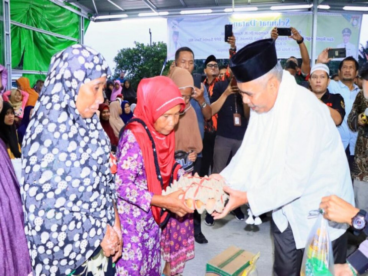Serahkan 100 Paket Sembako dan Santunan Anak Yatim, Dr. H. Kamsol Himbau Mari Berbagi dan Berikan Manfaat Bagi Masyarakat
