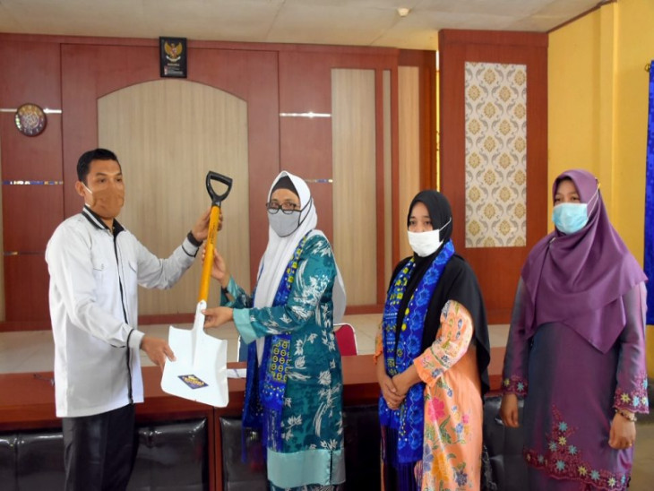 Petugas Mulia Desa Pulau Payung Terima Alat Penggali Kubur