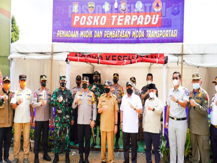 Bupati Kampar Dampingi Gubernur Riau Tinjau Posko Terpadu di XIII Koto Kampar