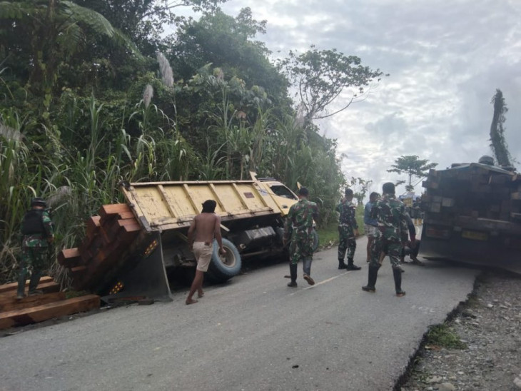 Aksi Cepat Tanggap Satgas Pamtas Yonif 132/BS Bantu Evakuasi Kecelakaan Lalulintas *