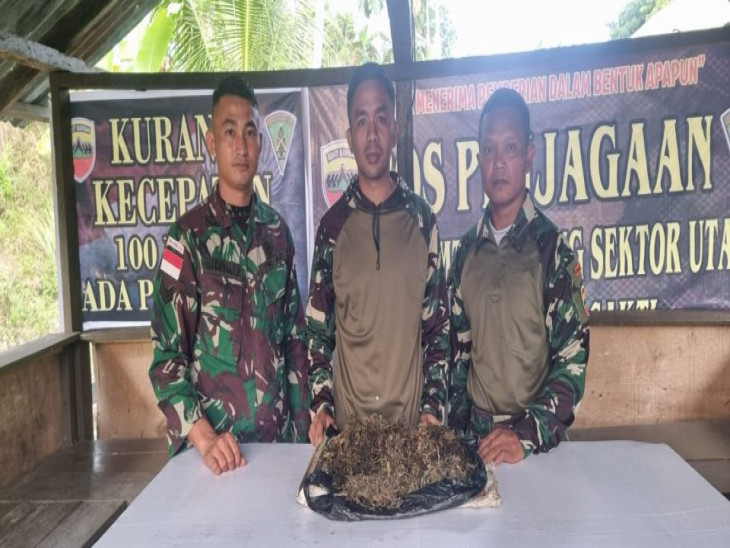 Kembali, Warga Kp.Banda Menyerahkan Karung Berisi Ganja Kepada Satgas Pamtas Yonif 132/BS