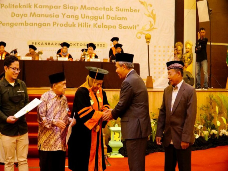 Penjabat Bupati Kampar Dr. H. Kamsol Hadiri Wisuda XI Ahli Madya Dan Wisuda I Sarjana Terapan Polkam.