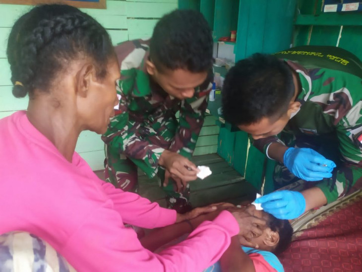 Prajurit Bima Sakti Dengan Cepat Berikan Pertolongan Kepada Anak Kecil Yang Terluka