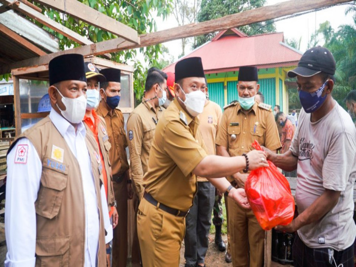 Bupati Kampar Serahkan Bantuan, Kepada Korban Bencana Angin Puting Beliung Desa Gema.