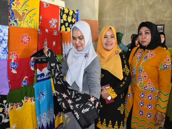 Ketua Dekranasda Kampar Deswita Kamsol Tinjau Kerajinan yang ada di Kampar