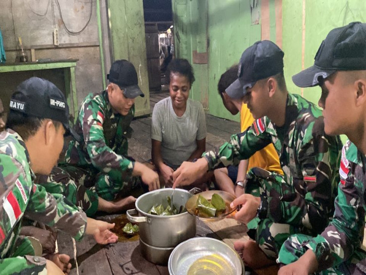 Prajurit Bima Sakti Mengenalkan Olahan Makanan Khas Riau Kepada Mama-Mama Arso