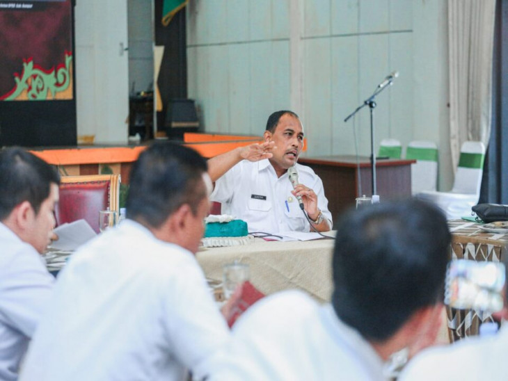 Asisten II Suhermi Pimpin Rapat Percepatan Pembangunan Jalan Jalur Interpretasi di Kampar Kiri Hulu