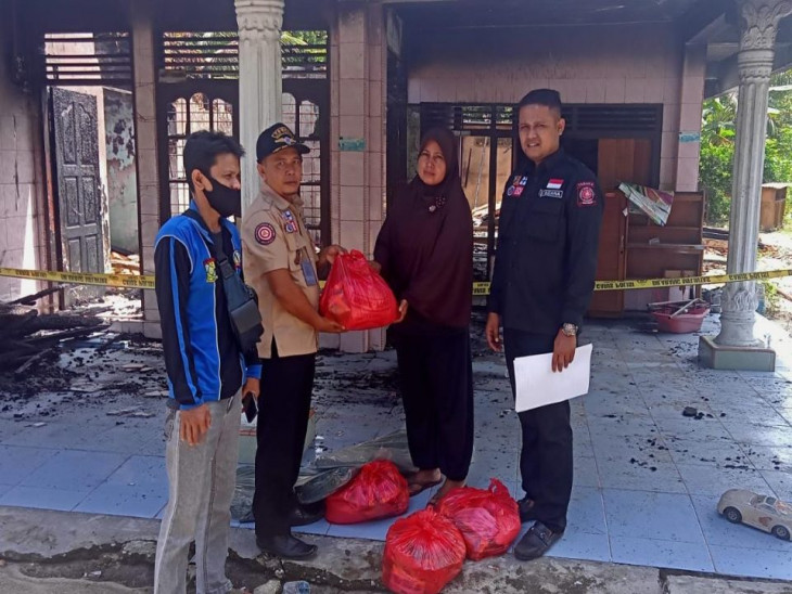 Korban Kebakaran di Sungai Pagar Terima Bantuan dari Pemkab Kampar