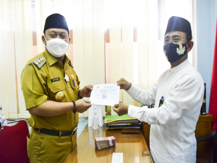 Bupati Kampar Serahkan Zakat Ke Baznas Kampar.