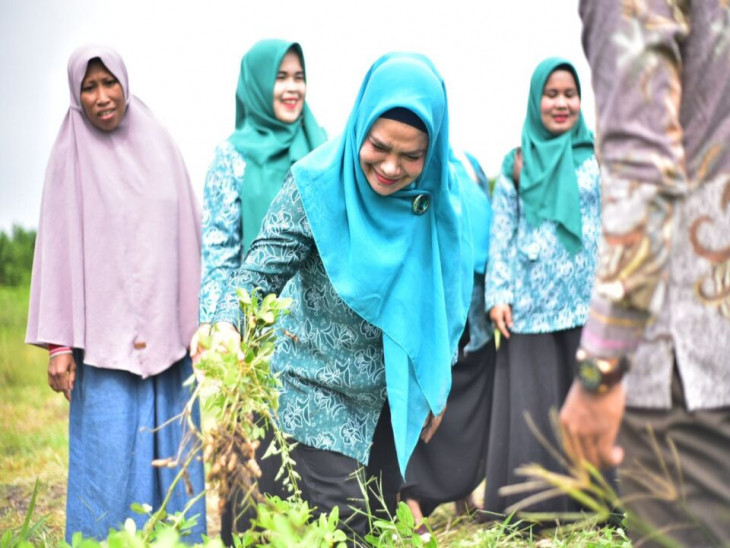 Deswita Kamsol ; Manfaatkan Pakarangan Rumah Untuk Penuhi kebutuhan keluarga.
