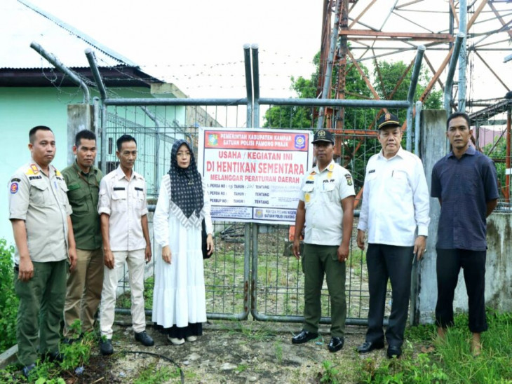 Kembali Pemkab Kampar Lakukan Penyegelan Menara Telekomunikasi yang berada di Pasar Kuok.