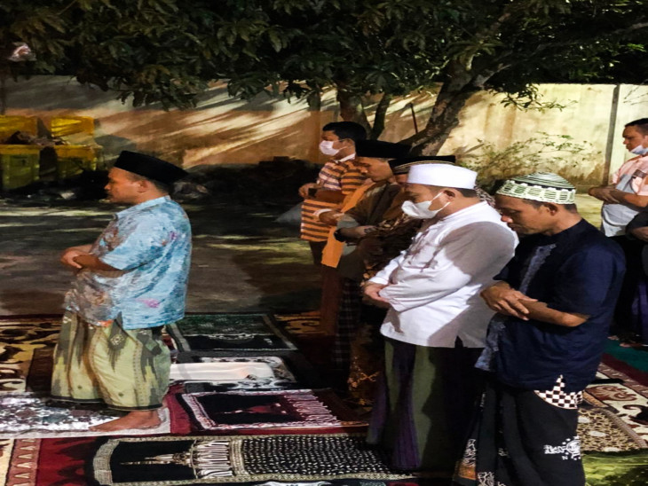 Lakukan Shalat Gerhana. Bupati Kampar : Gerhana Bulan Bukti Kebesaran Allah SWT.