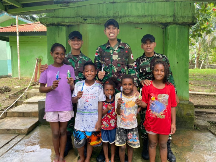 Prajurit Bima Sakti Ajarkan Pola Hidup Sehat Kepada Anak-Anak Papua