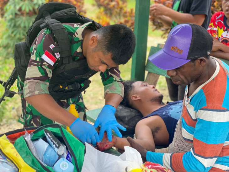 Aksi Cepat Satgas Pamtas Yonif 132/BS Menolong Masyarakat Korban Kecelakaan